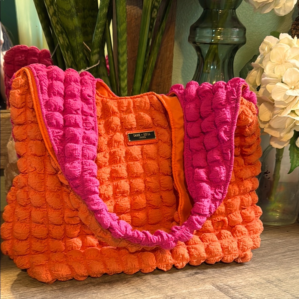 SAINT + SOFIA LONDON
Poofy squares color block Tote in great used condition